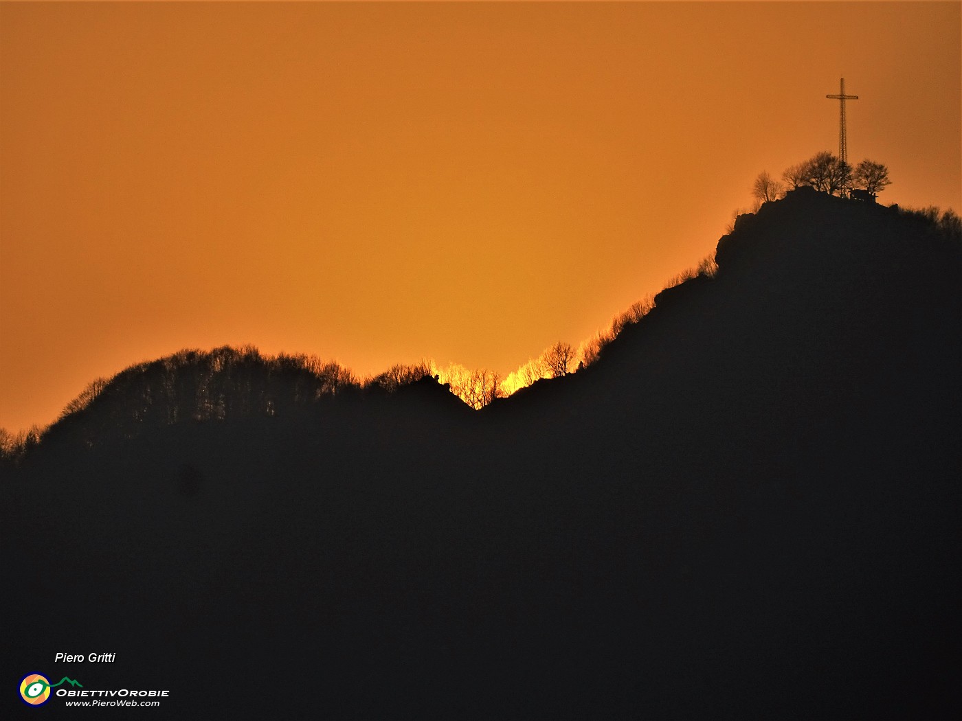 63 Il sole si abbassa dietro il Monte Zucco.JPG